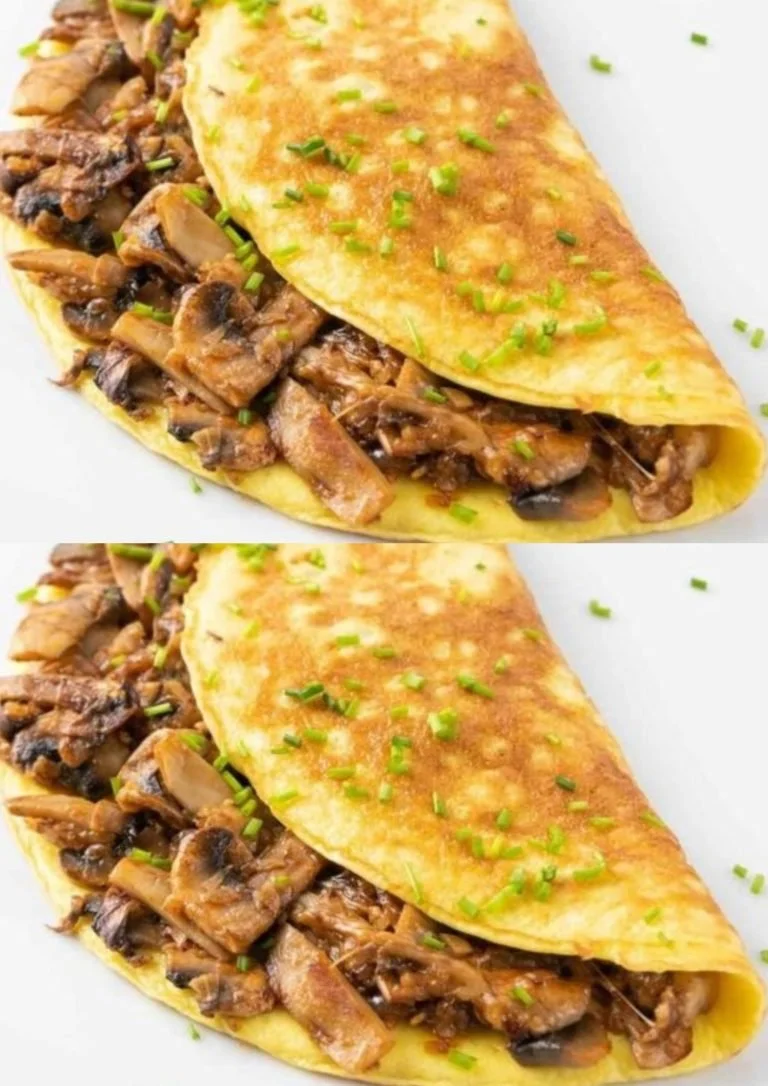 Heerlijke omelet met champignons en kaas op een bord.