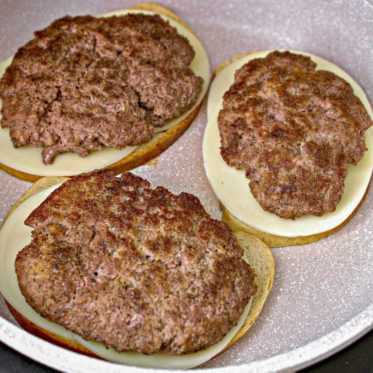 Heerlijke Patty Melts met Geheime Saus op een bord