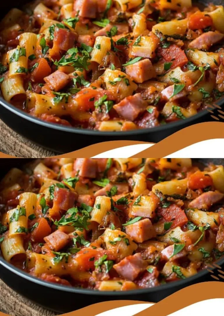 Pittige Tomaat Ham Saus in een pan, klaar om te serveren