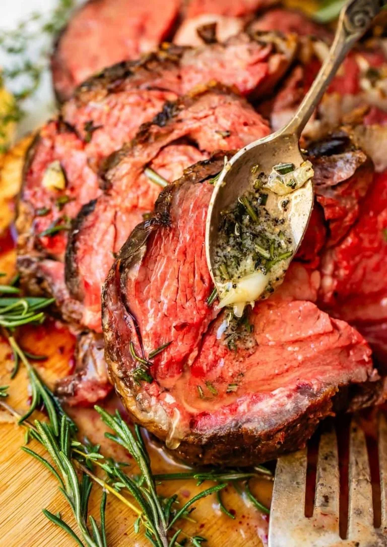 Prime Rib met Jus en Knoflookboter Saus op een bord