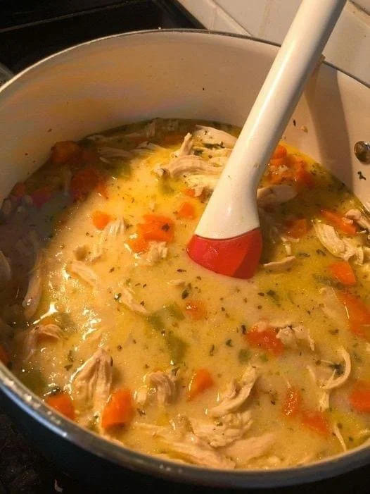 Ranch Kip Rijst Soep in een kom met verse ingrediënten zichtbaar