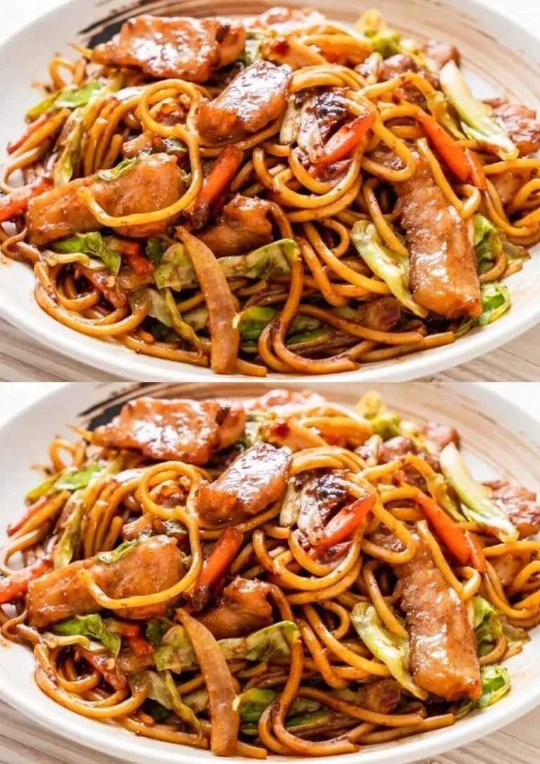 Roergebakken noodles met vlees en groenten op een bord