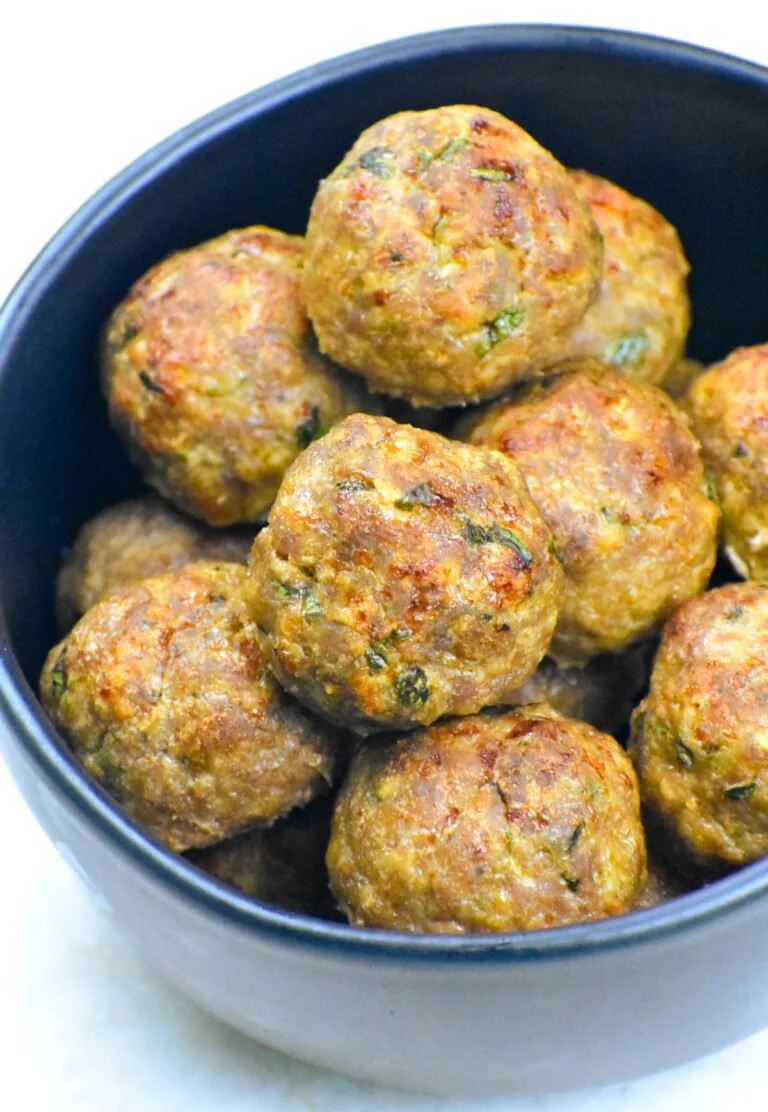 Sappige ovengebakken kalkoen gehaktballetjes op een bord