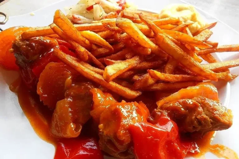 Heerlijke schnitzel met paprika en ui, perfect voor een smakelijke maaltijd.