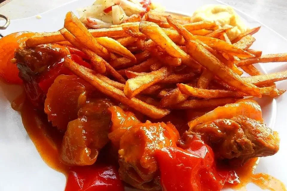Heerlijke schnitzel met paprika en ui, perfect voor een smakelijke maaltijd.