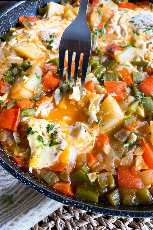 Heerlijk Spaans Aardappel- en Eieren Stoofpot recept met groenten en kruiden