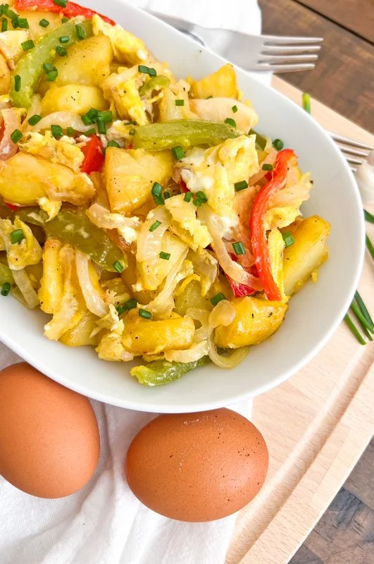 Spaanse Aardappelomelet met verse ingrediënten op een bord