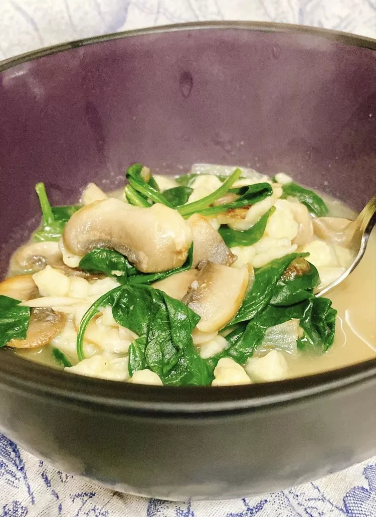 Heerlijke spinazie champignonsoep met spaetzle en verse ingrediënten