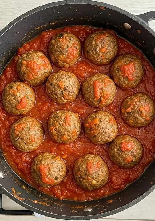 Succulente lamsgehaktballen in tomatensaus op een bord