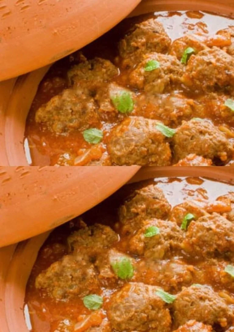 Tagine met Marokkaanse kofta-balletjes in een traditionele pan.