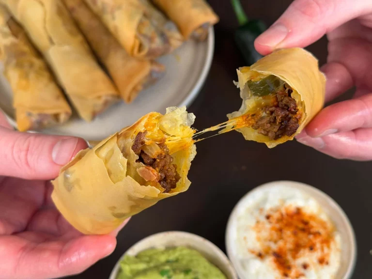 Heerlijke Tex-Mex Lenterollen op een bord geserveerd met dipsaus.