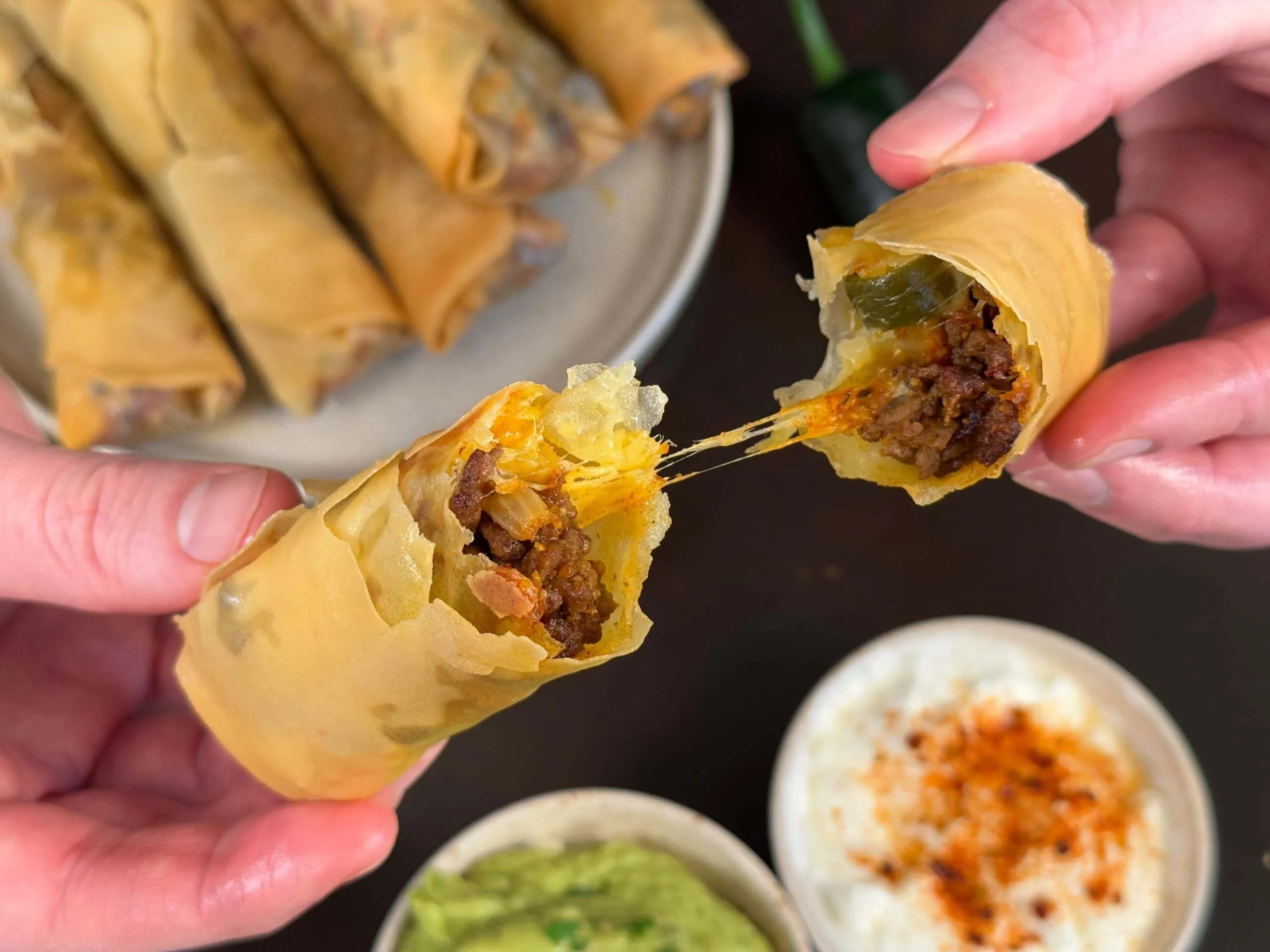 Heerlijke Tex-Mex Lenterollen op een bord geserveerd met dipsaus.