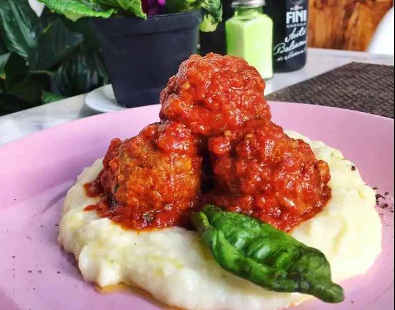 Heerlijke tomatensaus met gehaktballen in een pan