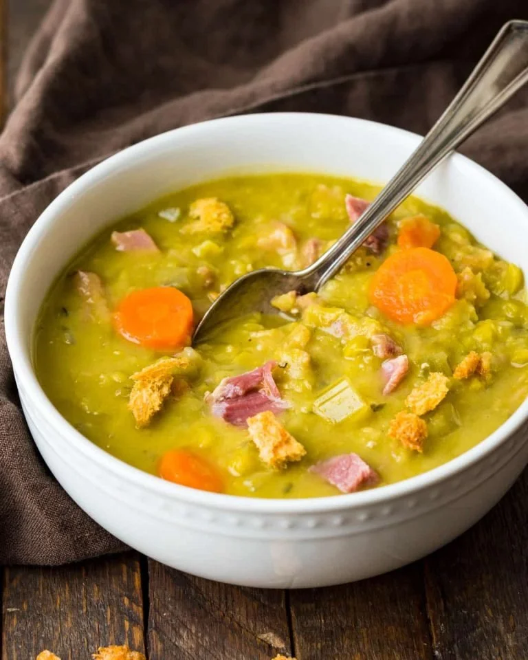 Traditionele Nederlandse erwtensoep met ham in een kom