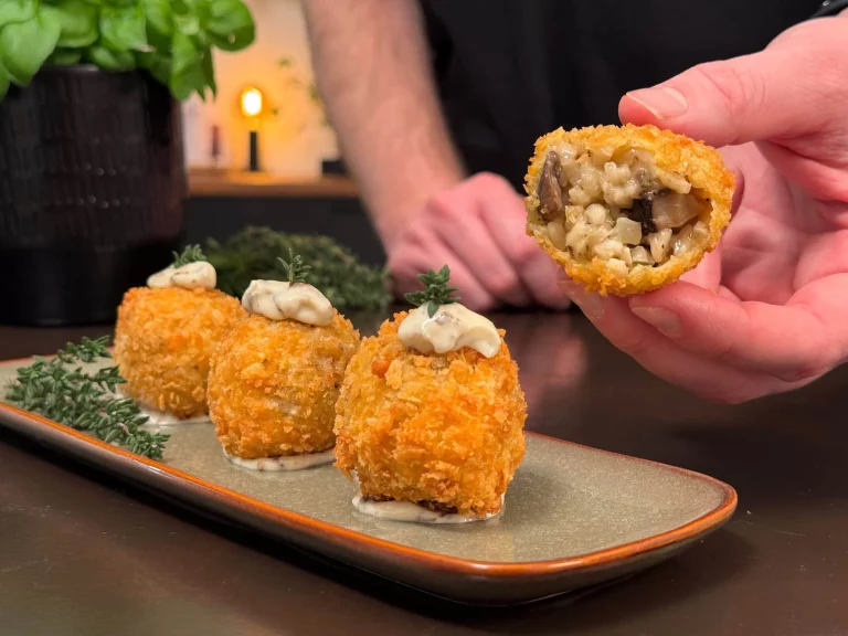 Heerlijke truffelrisotto bitterballen op een bord, perfect voor een luxe snack.