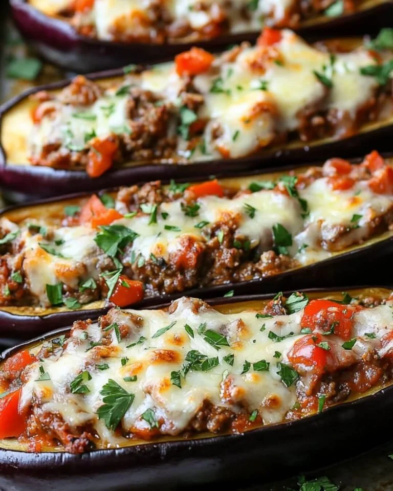 Ovengebakken kaas aubergine boten met een krokante topping