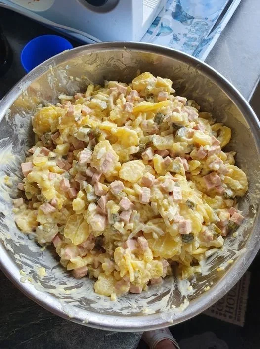 Verse aardappelsalade voor gewichtsverlies met gezonde ingrediënten