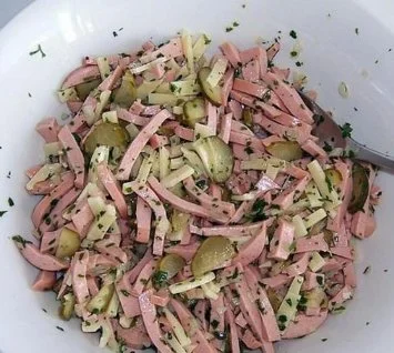 Vleessalade met Emmentaler en uien, een smaakvol gerecht