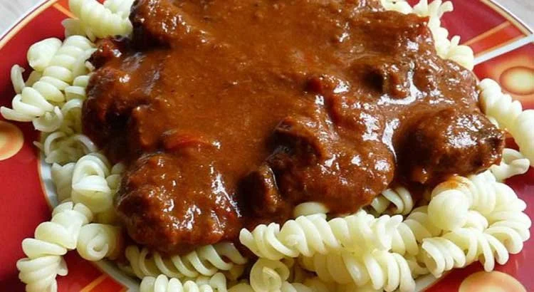 Wiener Saftgoulash met groenten en vlees in een pan