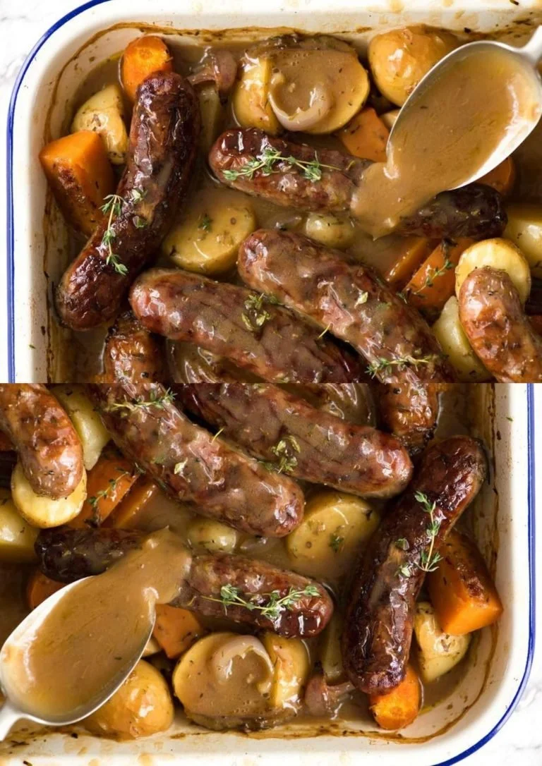Heerlijk worstgerecht met aardappelen en saus op een bord