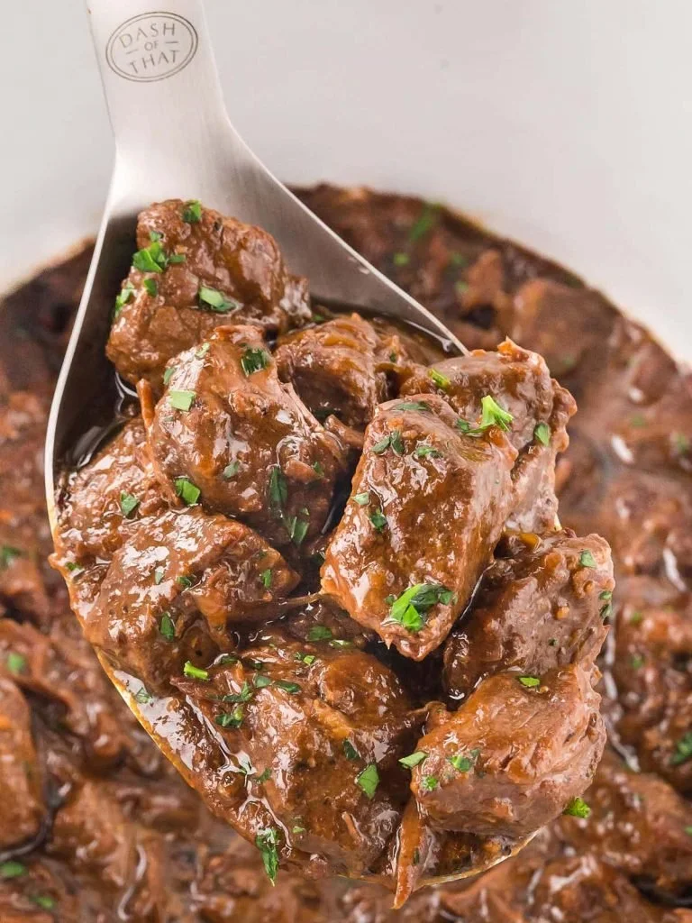 Crockpot Steak Happies in rijke jus, ideaal voor een smakelijke en gemakkelijke maaltijd.