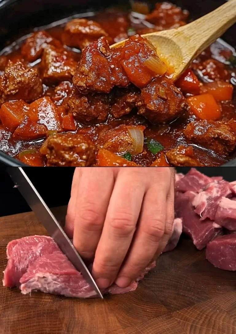 Zacht varkensvlees in rijke tomatensaus op een bord geserveerd.