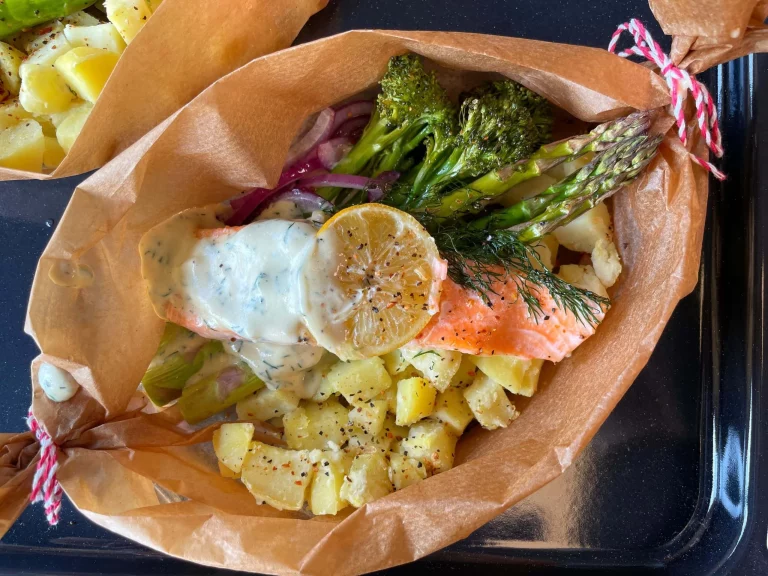 Heerlijke zalm pakketjes met verse ingrediënten en kruiden.