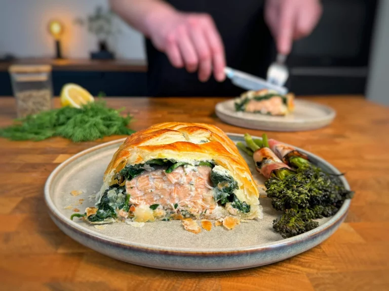 Zalm Wellington gerecht met een gouden korst en verse zalm