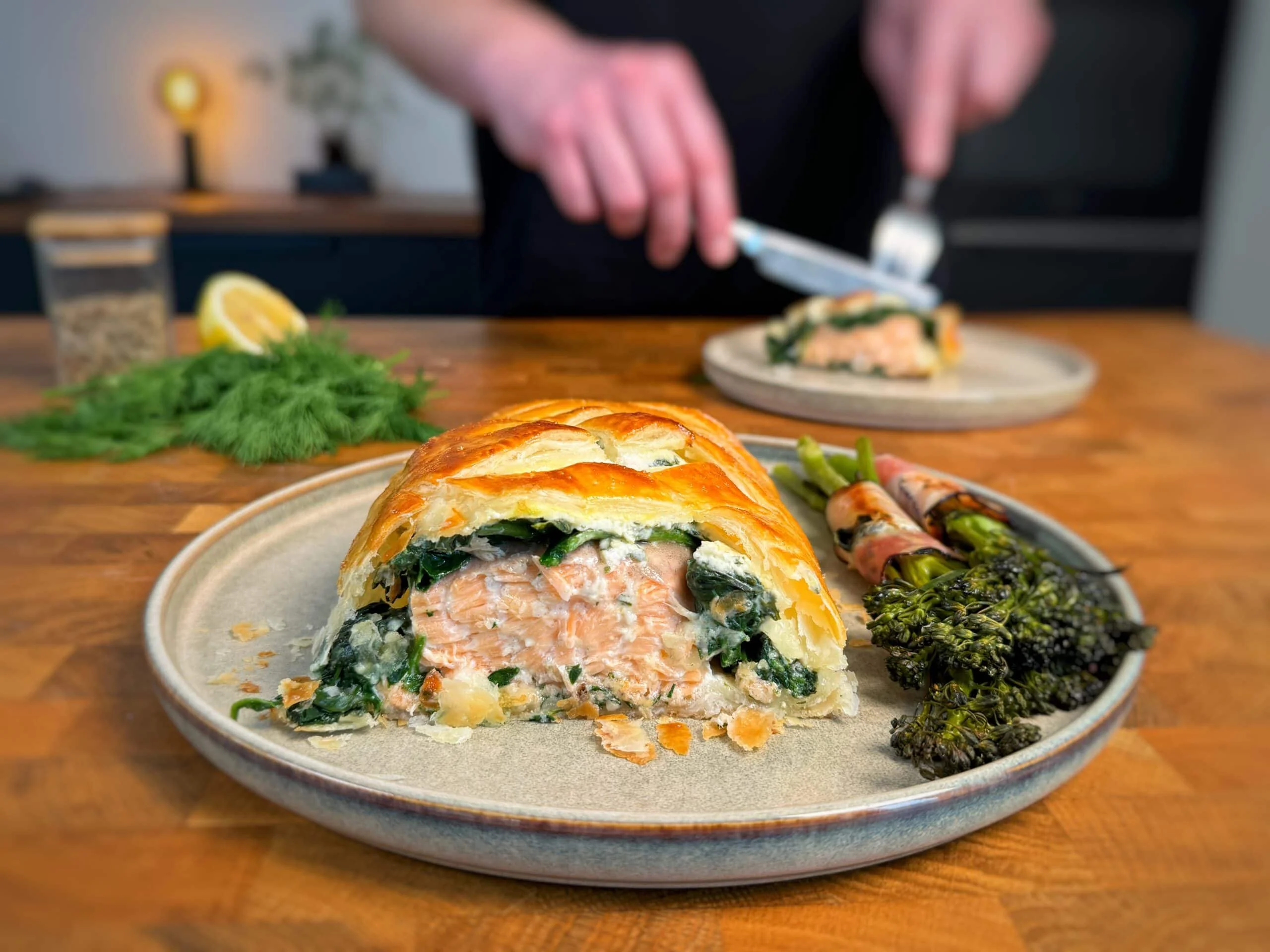 Zalm Wellington gerecht met een gouden korst en verse zalm
