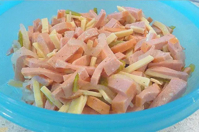 Zwitserse salade met worst, kleurrijke en smakelijke maaltijd