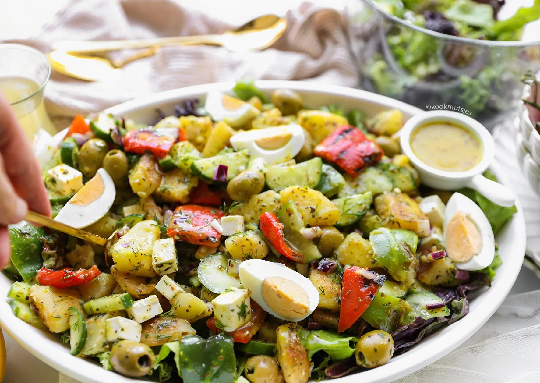 Heerlijke aardappelsalade met honing-mosterdsaus, ideaal bijgerecht.