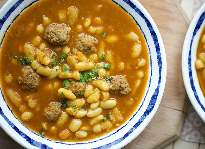Bonensoep met gehaktballetjes in een kom, klaar om te serveren.