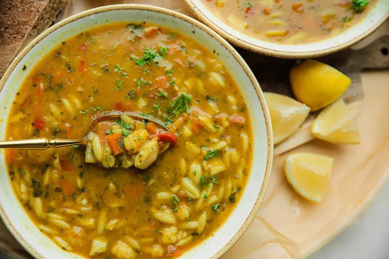 Chorba met vis en groenten, een smakelijke en gezonde maaltijd.