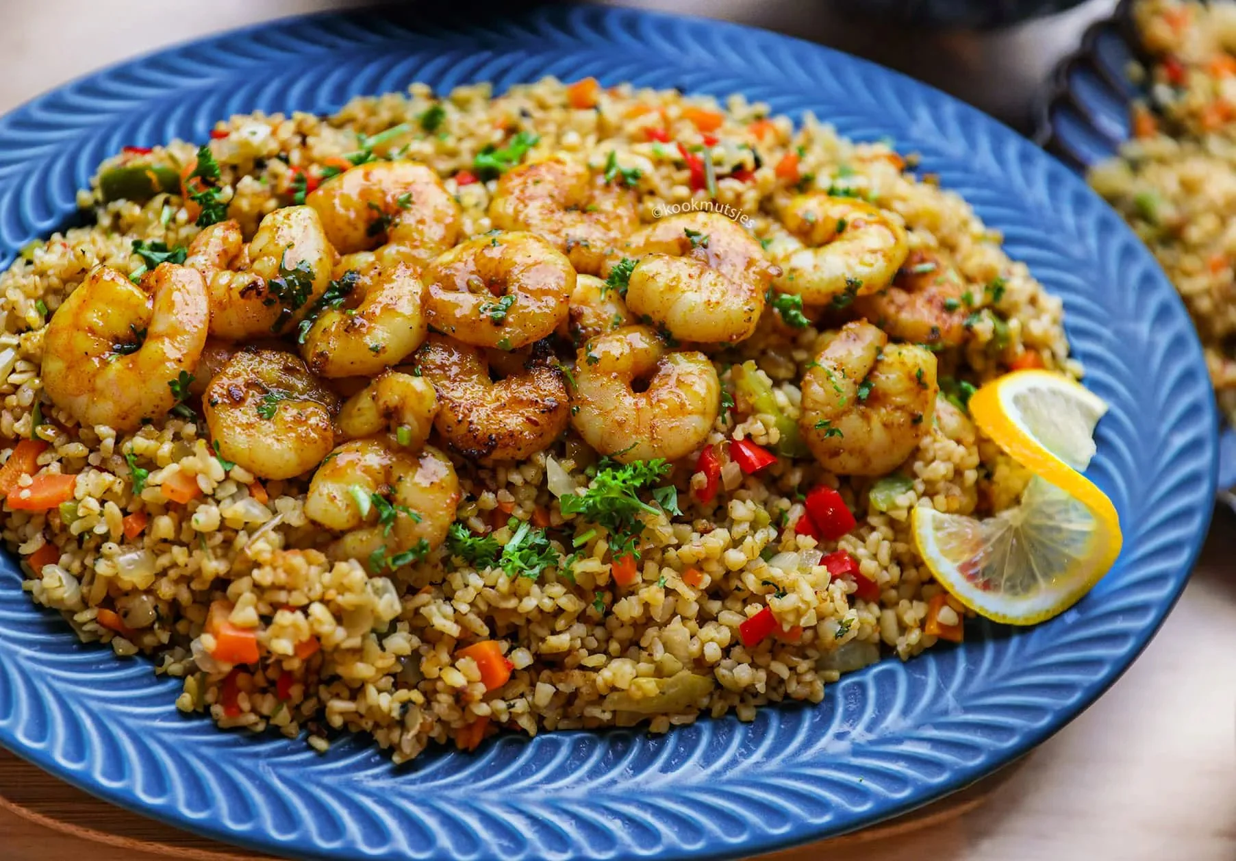 Garnalen met bulgur geserveerd met groenten en kruiden