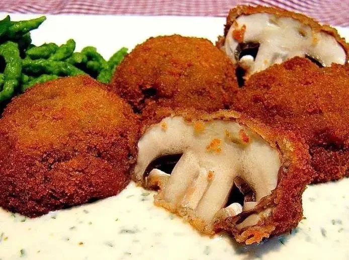 Heerlijke gefrituurde champignons met een krokante laag.