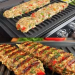 Gegrilde gehakt kebabs met kleurrijke groenten op een grillplaat