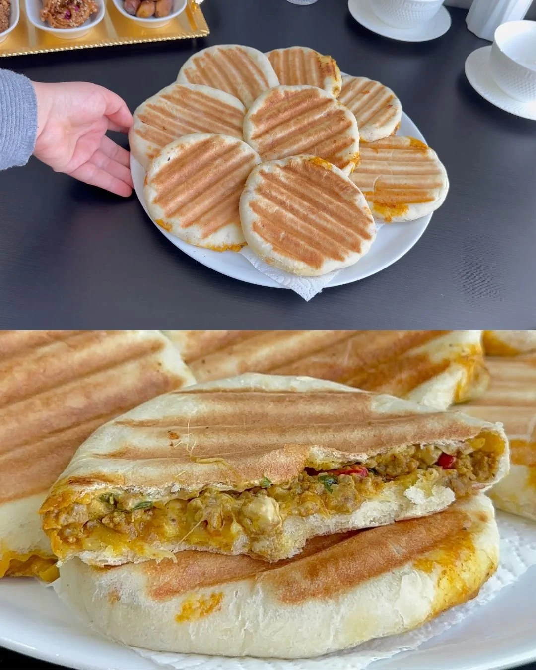 Gevulde vleesbroodjes met kaas garneersel op een bord