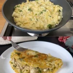 Hartige gekookte aardappelbootjes met gehakt en Griekse yogurt dille saus