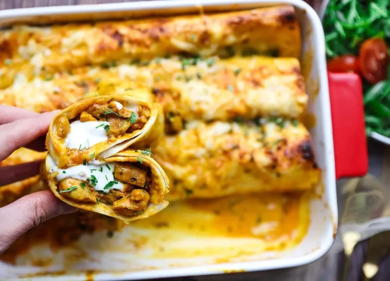Heerlijke Kip Curry Enchiladas met kruiden en romige saus op tortilla