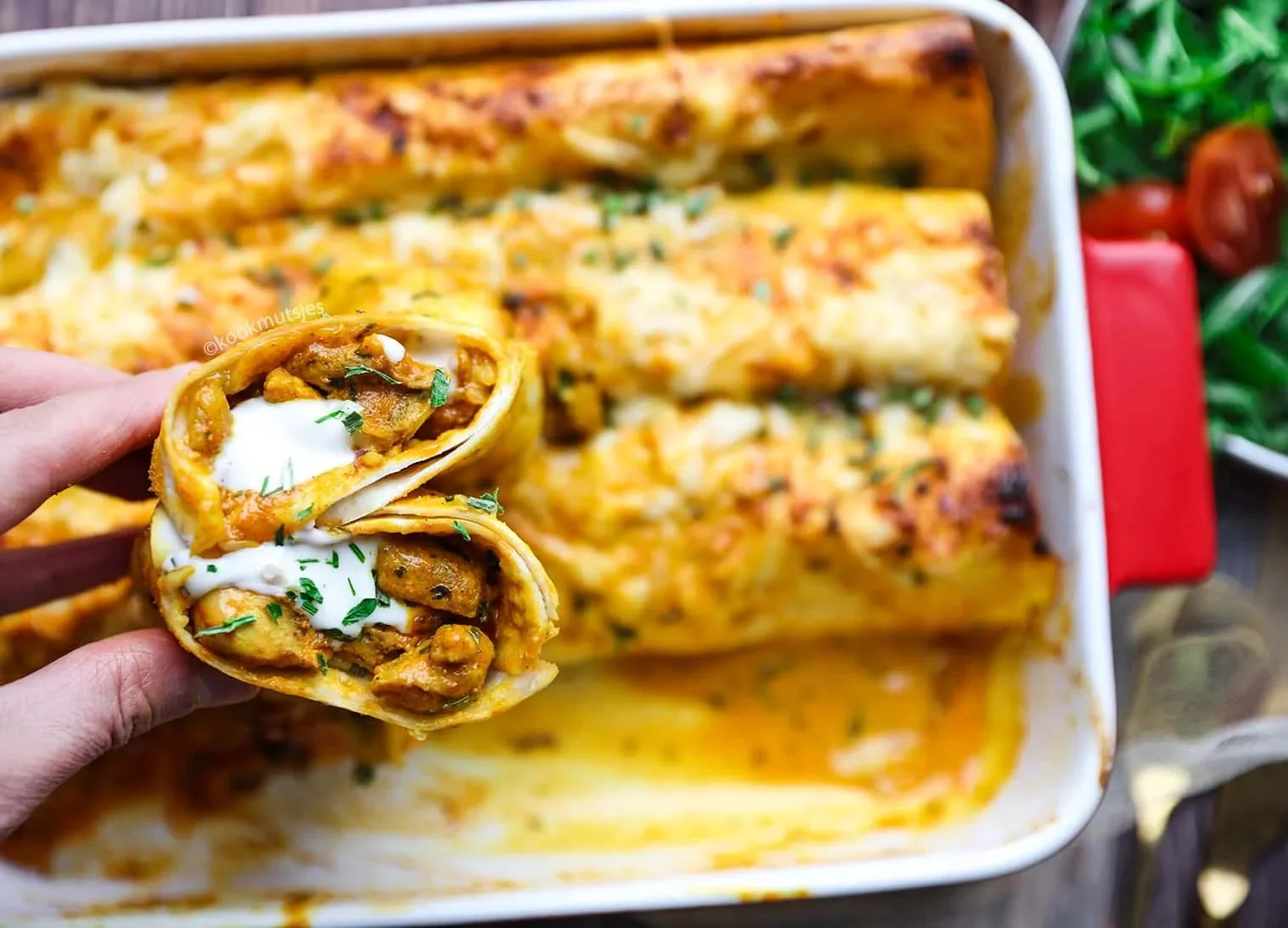 Heerlijke Kip Curry Enchiladas met kruiden en romige saus op tortilla