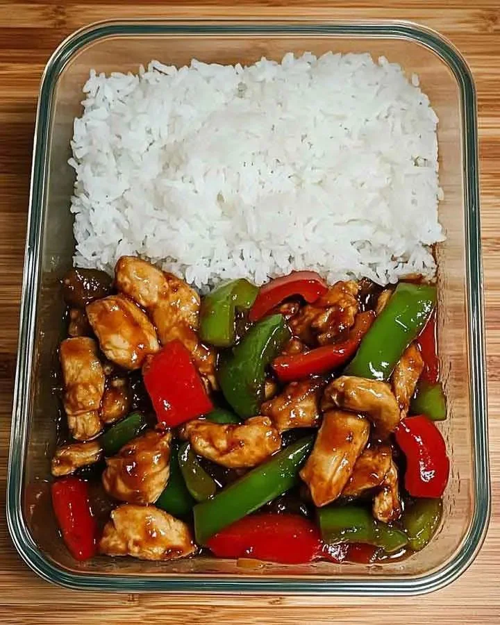 Kip en paprika in een pan met rijst gerecht