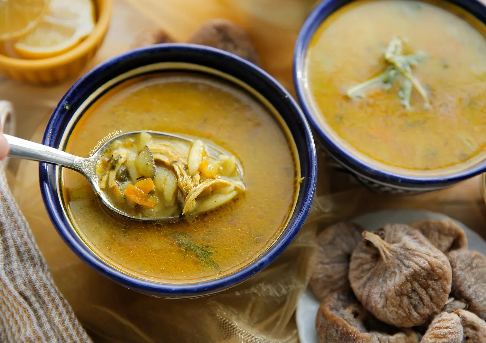 Kippenbouillon met orzo in een kom, rijk aan smaak en voeding.