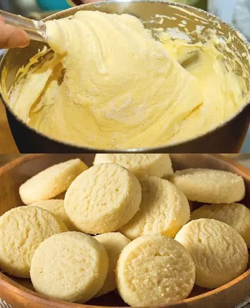 Versgebakken koekjes op een gouden serveerschaal