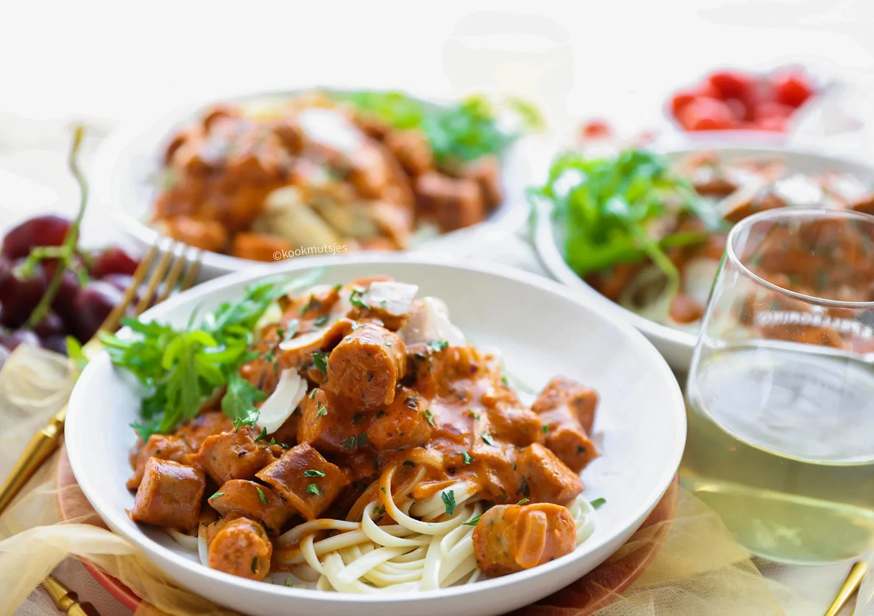 Linguine met merguez in tomatensaus, een heerlijke Italiaanse maaltijd.