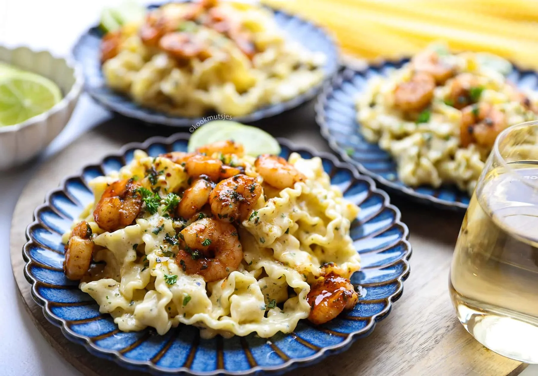 Mafaldine met Garnalen in romige saus geserveerd op een bord