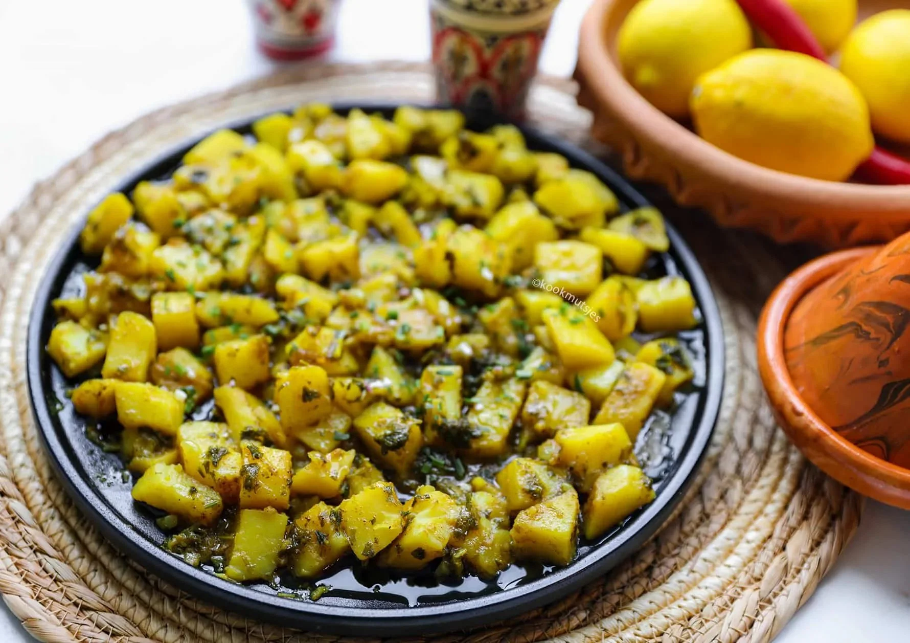 Heerlijke Marokkaanse Specerij Aardappelen met Ui, kleurrijk en smaakvol gerecht.