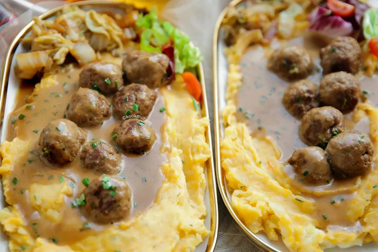 Pompoenpuree met gehaktballetjes in saus op een bord
