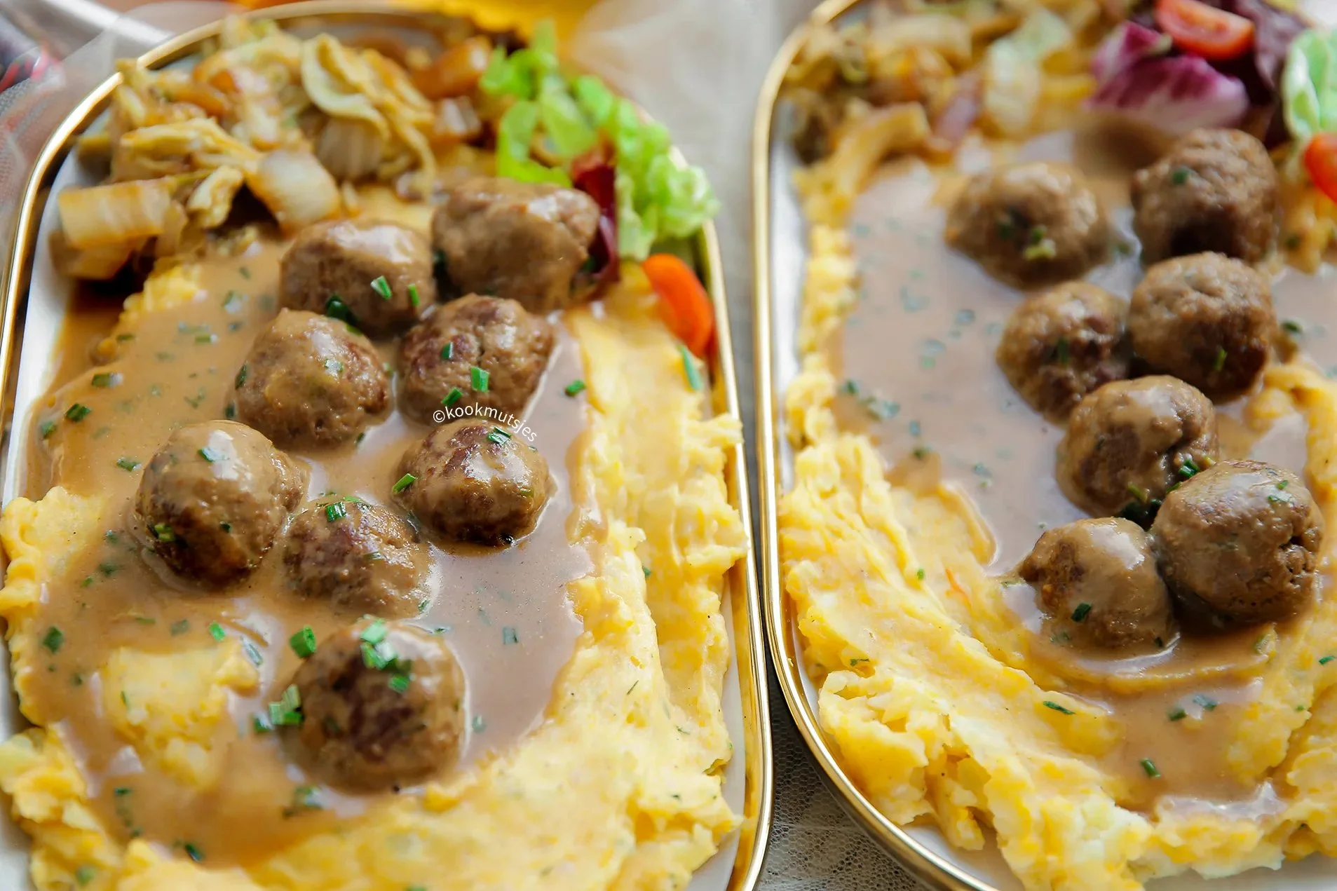 Pompoenpuree met gehaktballetjes in saus op een bord
