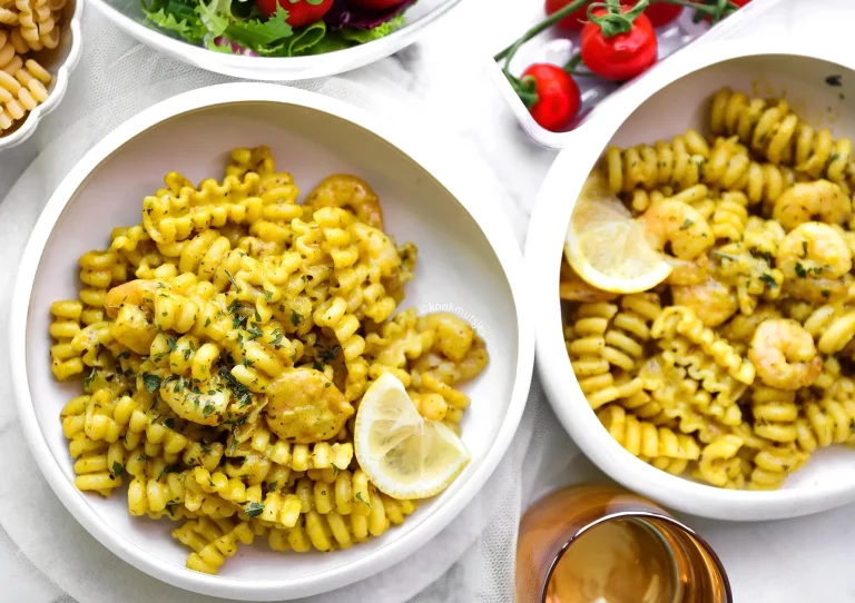 Riccioli pasta met garnalen in geurige currysaus
