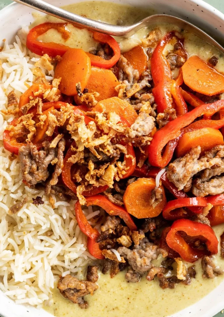 Rijst met gekruid gehakt in romige curry saus op een bord